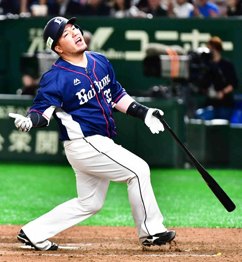 8回表西武2死、空振り三振に倒れがっくりする山川（撮影・小沢裕）