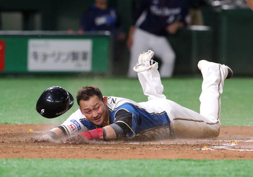 日本ハム対西武　7回裏日本ハム1死一、二塁、王柏融の適時二塁打で生還を試みるも本塁でタッチアウトになる一塁走者の中田（撮影・佐藤翔太）　　