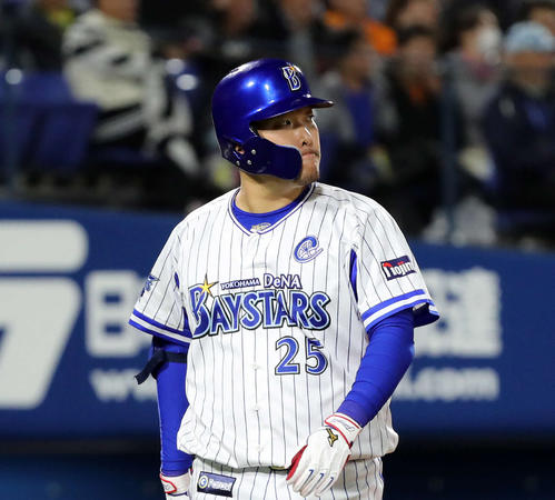 DeNA対巨人　9回裏DeNA無死、三振しベンチに引き揚げる筒香（撮影・鈴木正人）