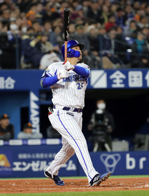 DeNA対巨人　1回裏DeNA2死、筒香は右越え本塁打を放つ（撮影・鈴木正人）