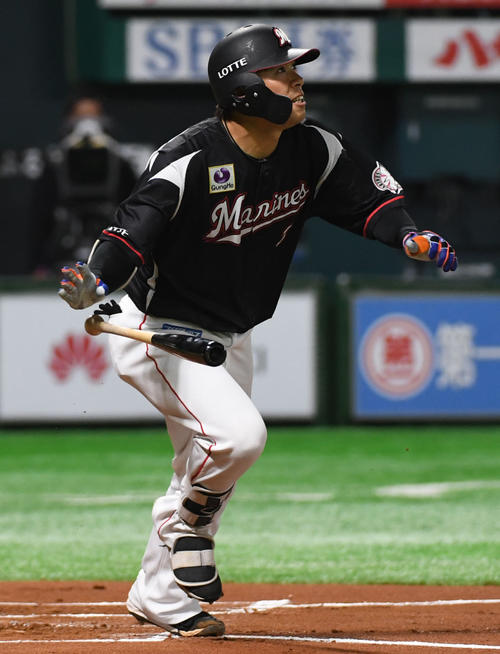 ソフトバンク対ロッテ　10回表ロッテ無死一、二塁、角中勝也は右越えに勝ち越しの3点本塁打を放つ（撮影・今浪浩三）