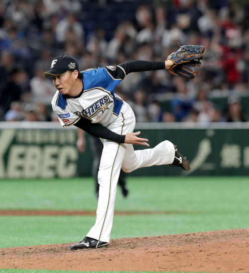 日本ハム対西武　8回から登板する日本ハム浦野（撮影・佐藤翔太）　　