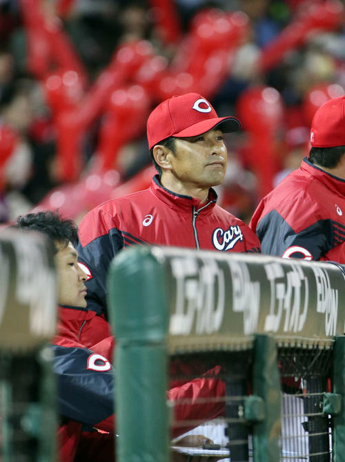 7回、逆転を許しスコアボードを見つめる緒方孝市監督（撮影・栗木一考）