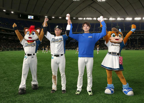 日本ハム対西武　試合終了後、スタンド応援席のファンの声援に応える日本ハム王柏融（左）と上沢（撮影・佐藤翔太）　　