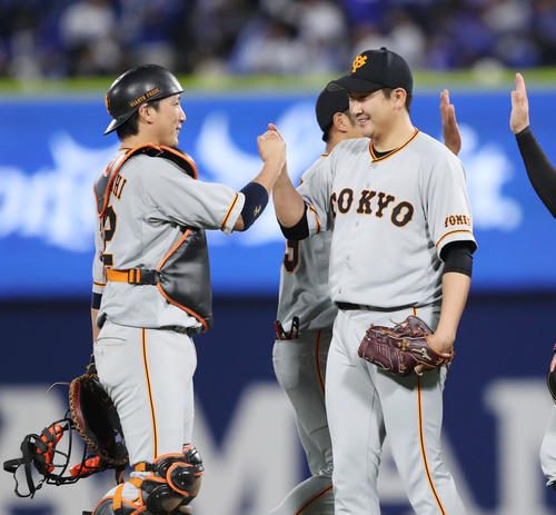 DeNA対巨人　DeNAに完投勝利し、小林（左）とグータッチする巨人菅野（撮影・林敏行）