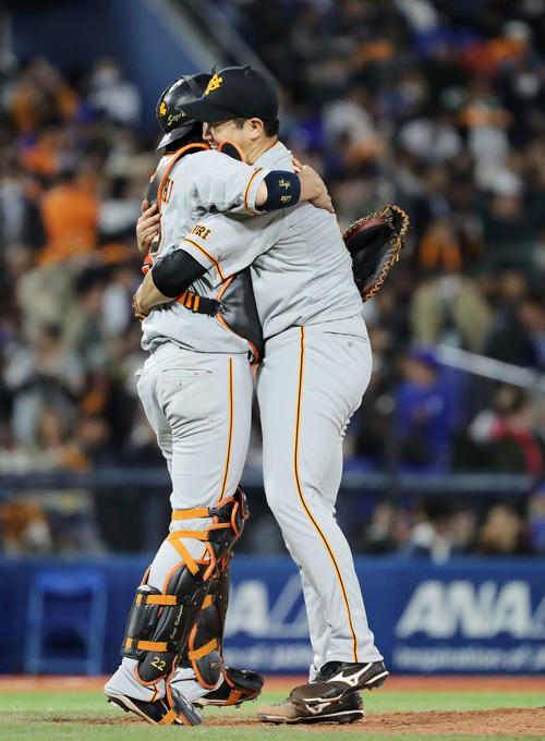 DeNA対巨人　完投勝利し小林（左）に抱き付く巨人菅野（撮影・鈴木正人）