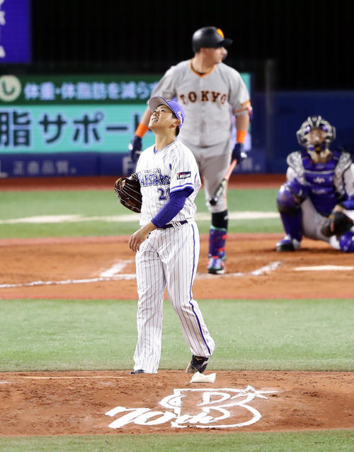 DeNA対巨人　7回表巨人無死、ゲレーロに中越えソロ本塁打を許し、天を仰ぐ今永（撮影・浅見桂子）