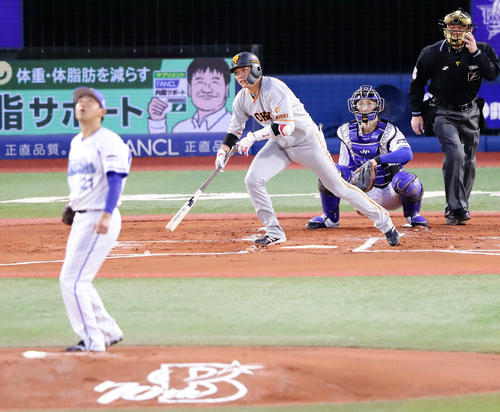 DeNA対巨人　1回表巨人1死、坂本勇は先制本塁打を放つ。投手今永（撮影・浅見桂子）