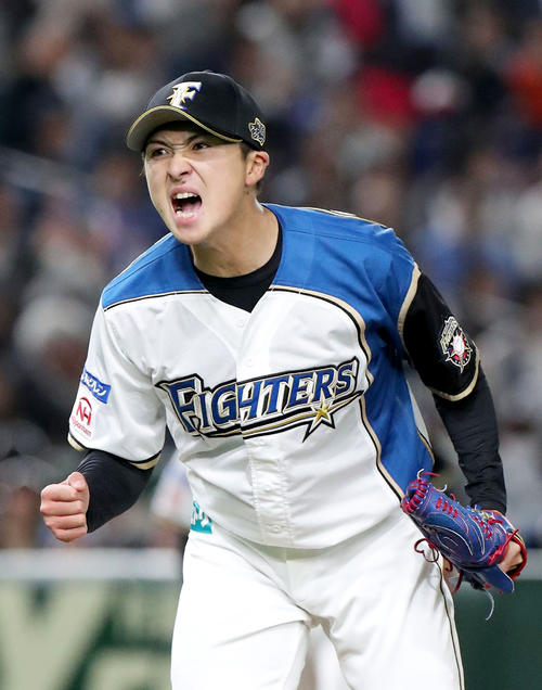 7回表西武2死満塁、金子侑を三振にとり吠える日本ハム上沢（撮影・佐藤翔太）