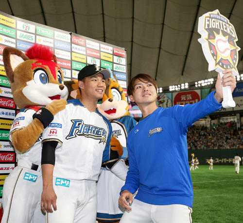 試合終了後、自撮りをする日本ハム上沢と王柏融（左）（撮影・佐藤翔太）