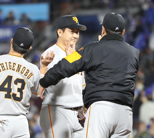 DeNA対巨人　DeNAに完投勝利し、原監督（右）に出迎えられる巨人菅野（撮影・林敏行）