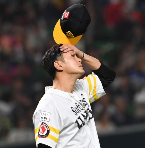 ソフトバンク対ロッテ　10回表ロッテ無死一、二塁、奥村政稔は角中勝也に勝ち越しの3点本塁打を浴びる（撮影・今浪浩三）