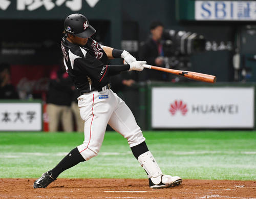 ソフトバンク対ロッテ　4回表ロッテ無死、中村奨は左越えにソロ本塁打を放つ（撮影・今浪浩三）