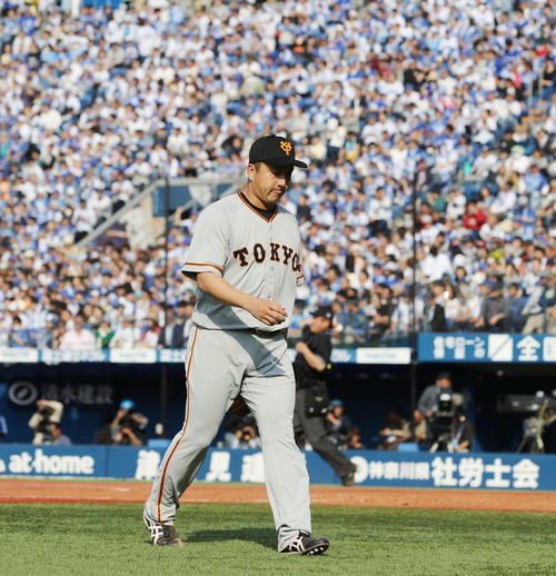 DeNA対巨人 4回裏DeNA無死一、二塁、ロペスに左翼線へ適時二塁打を許し、降板する沢村(撮影・林敏行)