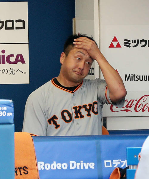 DeNA対巨人 4回裏、降板しベンチで悔しそうな表情を見せる巨人沢村(撮影・鈴木正人)