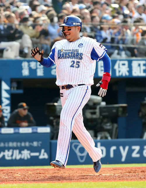 DeNA対巨人 4回裏DeNA無死一、二塁、ロペスの左越え適時二塁打で筒香が笑顔で生還(撮影・鈴木正人)