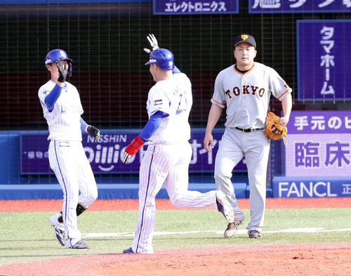 DeNA対巨人 4回裏DeNA無死一、二塁、ロペスに左適時二塁打を許し、生還した筒香(中央)の奥で厳しい表情の沢村(右)(撮影・浅見桂子)