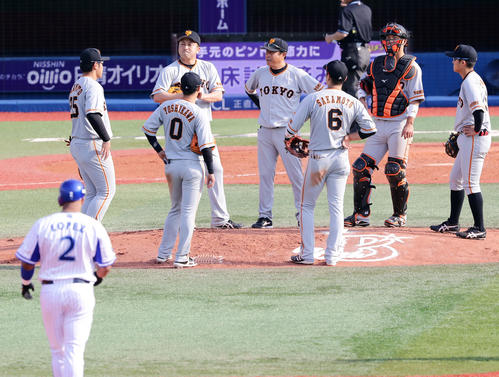 DeNA対巨人 4回裏DeNA無死一、二塁、ロペスに適時二塁打を許したところで降板を告げられた沢村(左から2人目)は悔しそうな表情を見せる(撮影・浅見桂子)