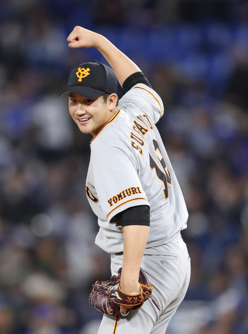 DeNAに完投勝利し、ガッツポーズする巨人菅野（撮影・林敏行）