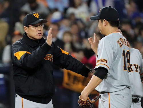 完投勝利した菅野（右）を迎える巨人原監督（撮影・鈴木正人）