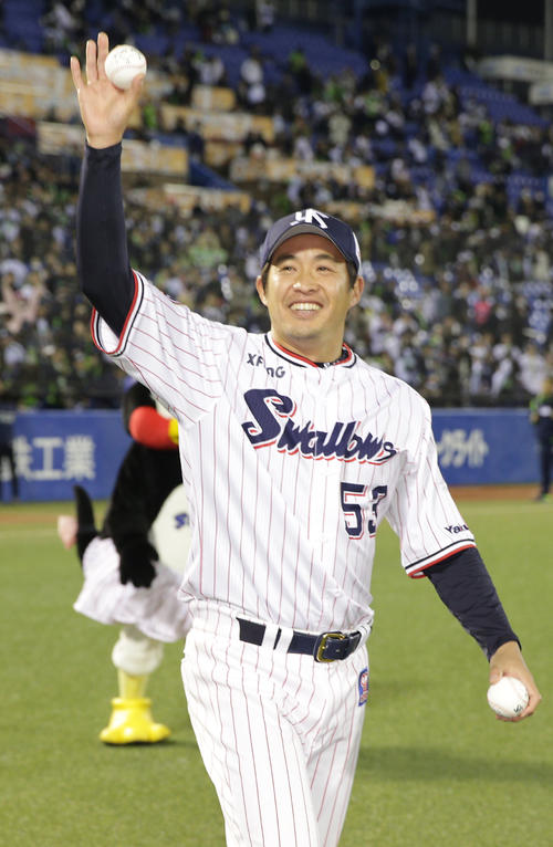 ヤクルト対中日　スタンドの声援に手を振り応えるヤクルト五十嵐（撮影・中島郁夫）