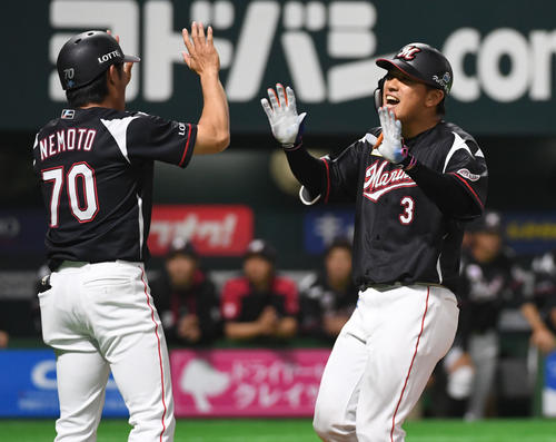 ソフトバンク対ロッテ　10回表ロッテ無死一、二塁、角中（右）は右越えに勝ち越しの3点本塁打を放ち笑顔で生還する（撮影・今浪浩三）