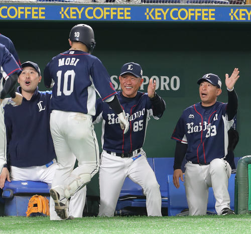 日本ハム対西武　3回表西武2死二、三塁、左越え3点本塁打を放った森（左手前）を笑顔で出迎える辻監督（撮影・佐藤翔太）