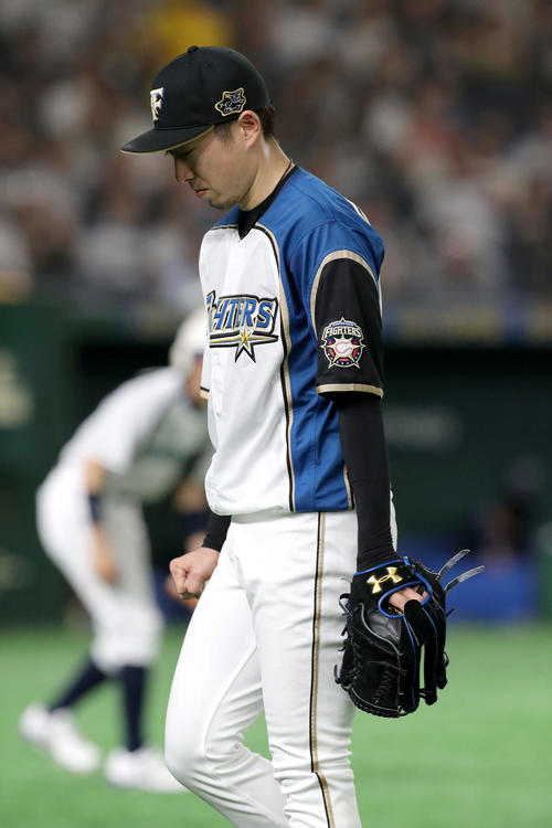 日本ハム対西武　うつむきながらベンチに戻る日本ハム金子（撮影・佐藤翔太）