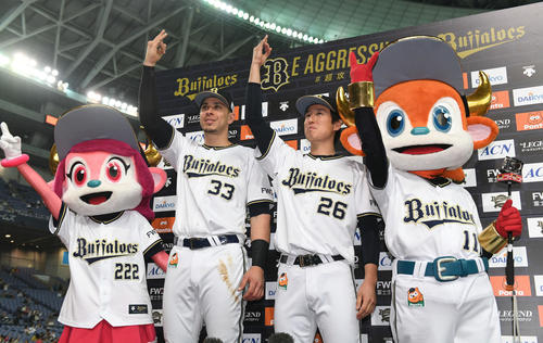 オリックス対楽天　ヒーローインタビューでファンの声援にこたえるメネセス（左）と東明（撮影・渦原淳）