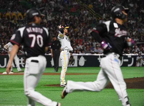 ソフトバンク対ロッテ　10回表ロッテ無死一、二塁、奥村は角中に勝ち越しの3点本塁打を浴びる（撮影・今浪浩三）