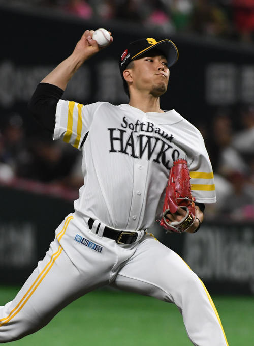 ソフトバンク対ロッテ　9回3失点と力投する先発の千賀（撮影・今浪浩三）