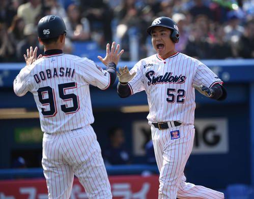 ヤクルト対中日　2回裏ヤクルト2死、先制の中越えソロ本塁打を放ちほえながら生還する中村（右）（撮影・鈴木みどり）
