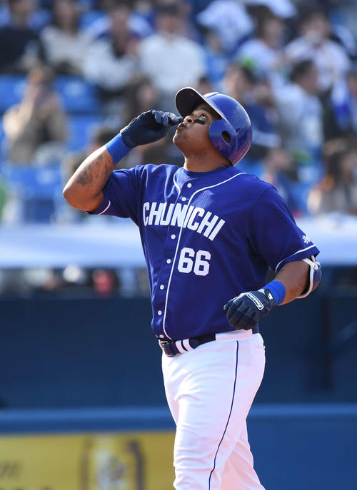 ヤクルト対中日　4回表中日無死、右越えソロ本塁打を放ったビシエドは生還しポーズ（撮影・鈴木みどり）