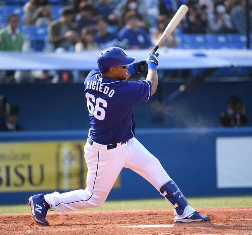 ヤクルト対中日　4回表中日無死、右越えソロ本塁打を放つビシエド（撮影・鈴木みどり）
