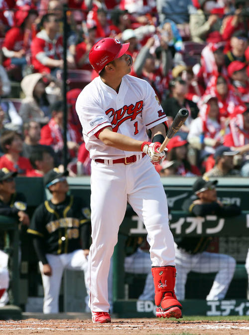 3回裏広島1死一塁、鈴木誠也は左越えに2点本塁打を放つ（撮影・栗木一考）