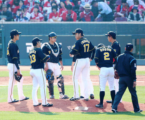 4回裏広島2死一、二塁、菊池涼介から左前適時打を浴びた岩貞祐太の下に集まる阪神内野陣（撮影・上山淳一）