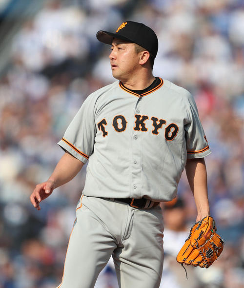 DeNA対巨人　4回裏DeNA無死一、二塁、ロペスに左翼線へ適時二塁打を許す沢村（撮影・林敏行）