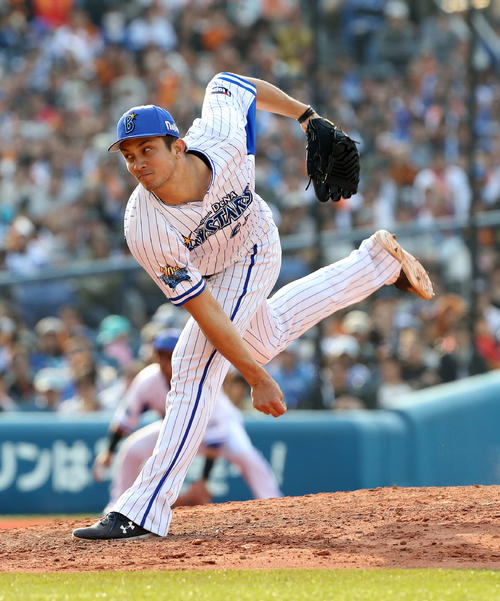DeNA対巨人　161キロを計測した直球を投じるDeNA国吉（撮影・鈴木正人）