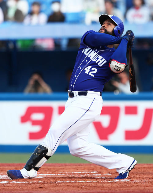 ヤクルト対中日　7回表中日無死、左越え本塁打を放つアルモンテ（撮影・足立雅史）