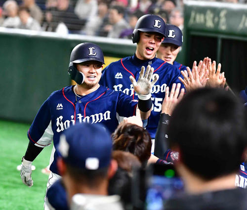 日本ハム対西武　3回表西武2死二、三塁、森（左）は左越えに3点本塁打を放ちベンチのナインの祝福を受ける。右へ秋山、源田（撮影・小沢裕）