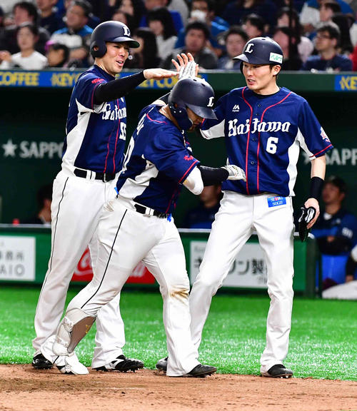 日本ハム対西武　3回表西武2死二、三塁、森は左越えに3点本塁打を放ち秋山（左）、源田（右）から手荒い祝福を受ける（撮影・小沢裕）