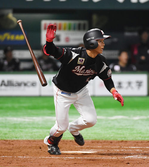 ソフトバンク対ロッテ　4回表ロッテ2死満塁、藤原は右前に2点適時打を放つ（撮影・今浪浩三）
