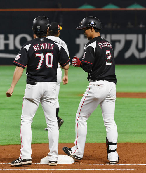 ソフトバンク対ロッテ　4回表ロッテ2死満塁、藤原は右前に2点適時打を放つ（撮影・今浪浩三）