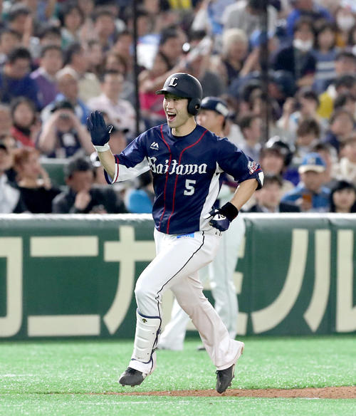 日本ハム対西武　6回表西武2死、右越え本塁打を放ち笑顔を見せる外崎（撮影・佐藤翔太）
