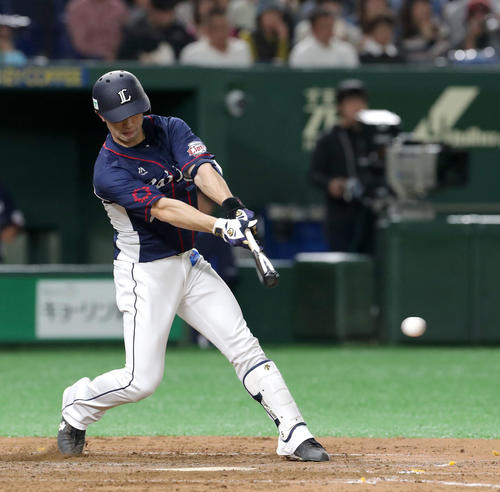 日本ハム対西武　5回表西武1死一、二塁、外崎は適時打を放つ（撮影・佐藤翔太）