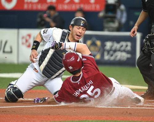 6回表楽天1死二塁、ウィーラーの中前打で捕二塁走者島内宏明は本塁突くがアウト。捕手若月健矢（撮影・渦原淳）