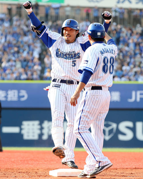 DeNA対巨人　4回裏DeNA1死二、三塁、倉本は左中間に適時打を放ちガッツポーズ（撮影・鈴木正人）