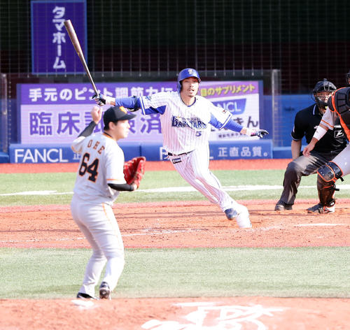 DeNA対巨人　4回裏DeNA1死二、三塁、倉本は中越え2点適時二塁打を放つ。投手大江（撮影・浅見桂子）