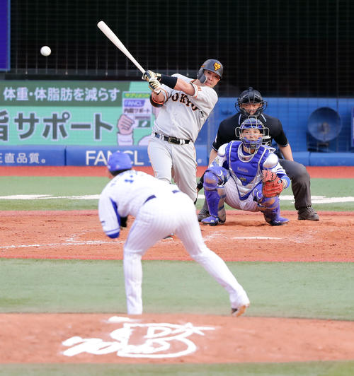 DeNA対巨人　9回表巨人無死一塁、阿部は中越え二塁打を放つ。投手山崎（撮影・浅見桂子）