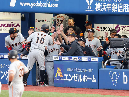 DeNA対巨人　9回表巨人無死一塁、中越え二塁打を放ち、代走で交代した阿部（手前）をハイタッチで迎える沢村（右）ら巨人の選手たち（撮影・浅見桂子）